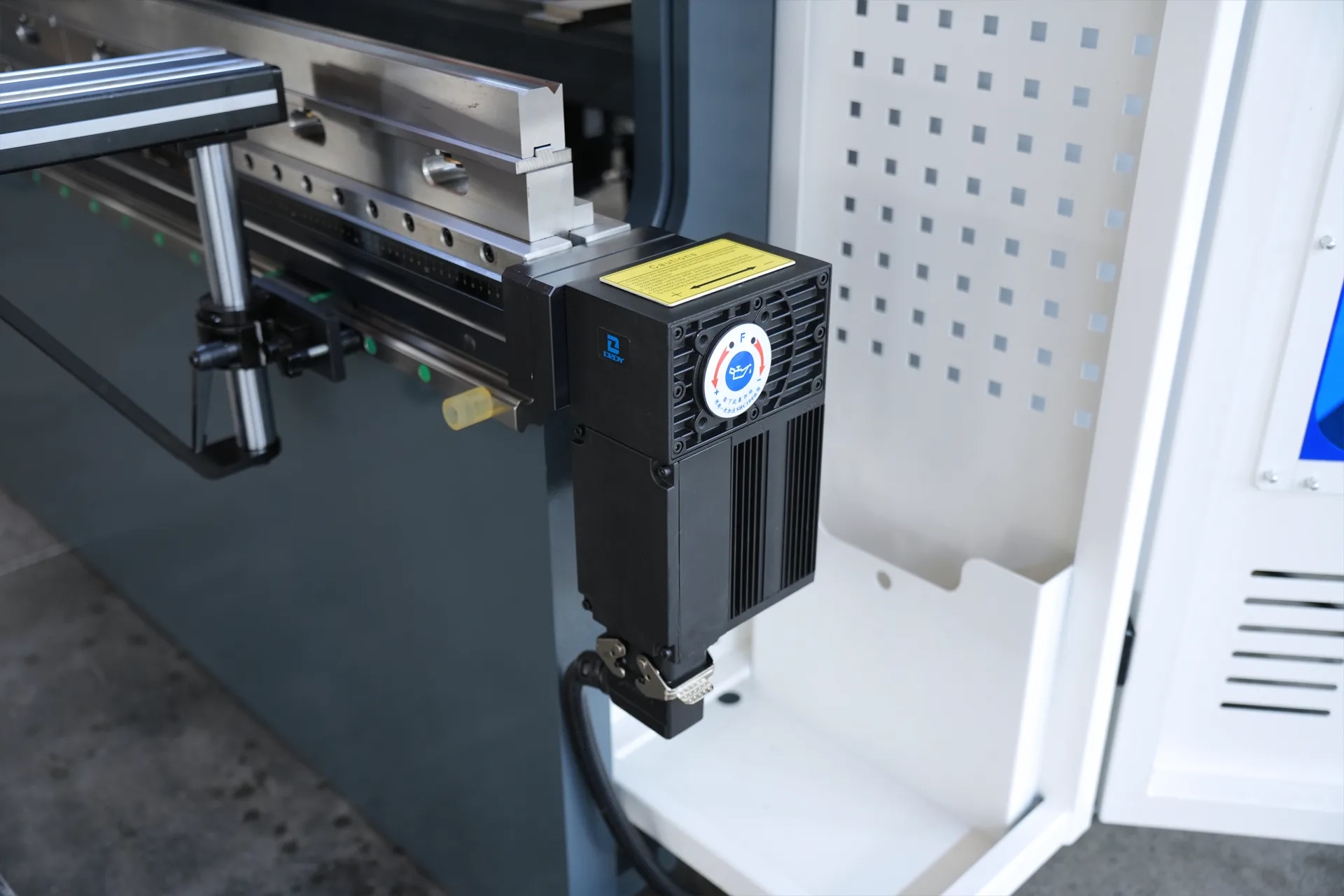Press Brake Machine MB8-50T1600 4+1 Axis With DELEM DA53T controller - Pictures 11 Press Brake Machine MB8-50T1600 4+1 Axis With DELEM DA53T controller - electric crowning system