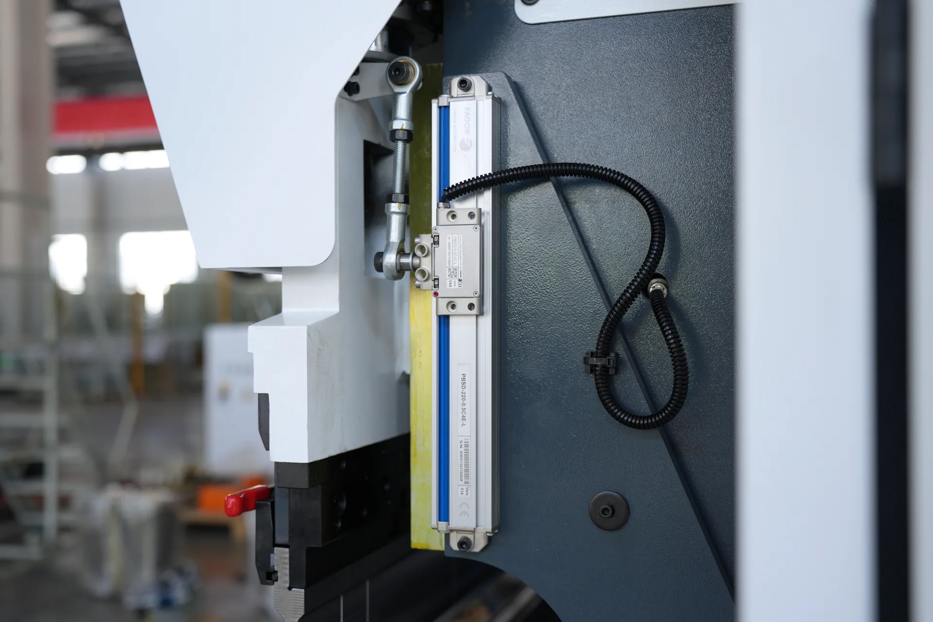 Press Brake Machine MB8-50T1600 4+1 Axis With DELEM DA53T controller - Pictures 12 Press Brake Machine MB8-50T1600 4+1 Axis With DELEM DA53T controller - fagor grating ruler