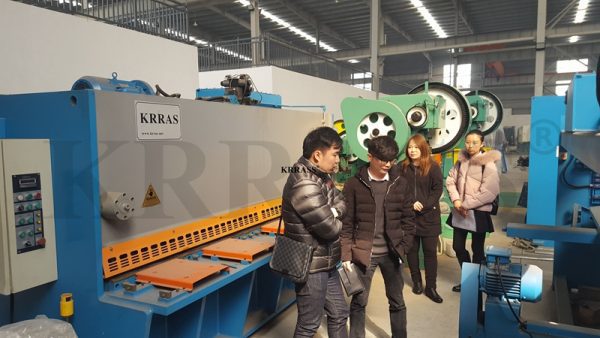 Thailand Customer Pornsak Visited Our Company check NC Press Brake - Pictures 5 Thailand Customer Pornsak Visited Our Company check NC Press Brake - Thailand Customer Pornsak Visited Our Company 3 副本