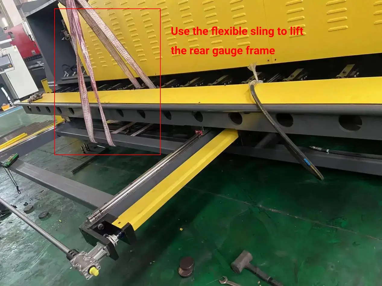 Vertical V grooving machine installation guide - Pictures 5 Back gauge frame hoisting