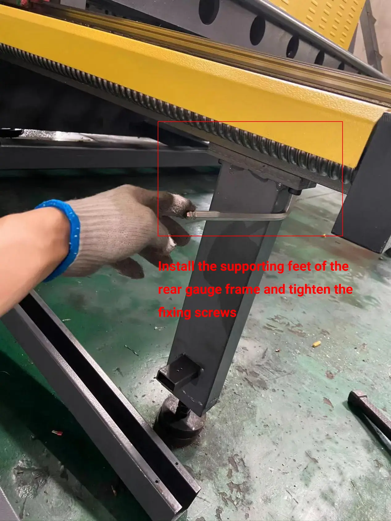 Vertical V grooving machine installation guide - Pictures 8 Support legs for rear support