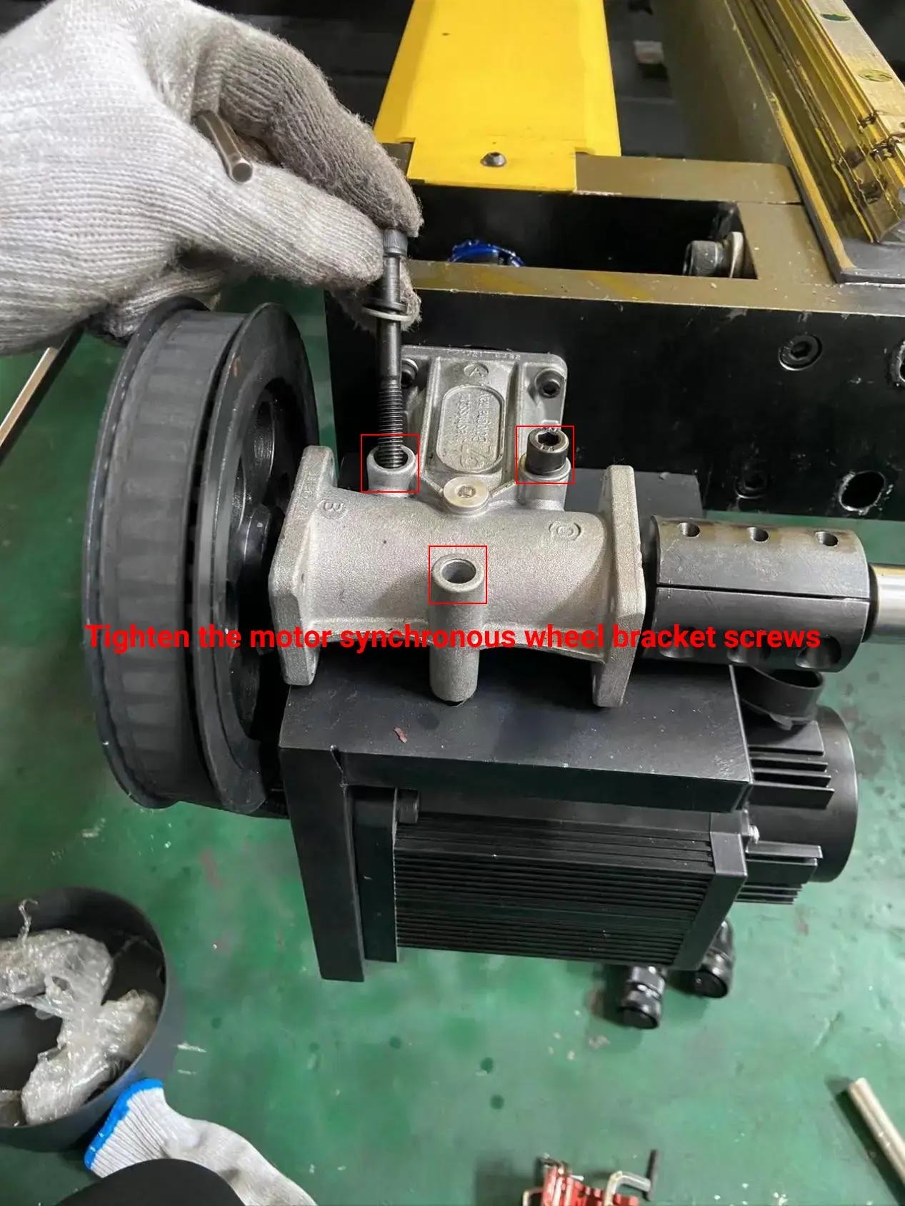 Vertical V grooving machine installation guide - Pictures 11 Tighten the motor synchronous wheel bracket screws