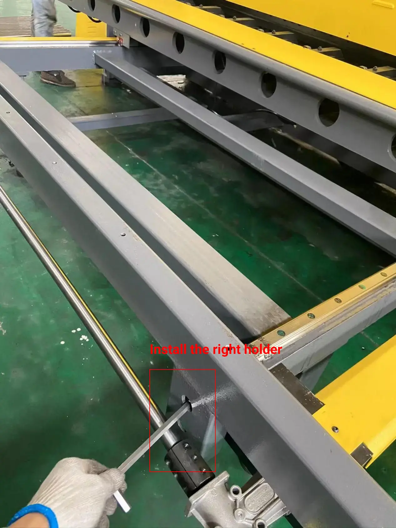 Vertical V grooving machine installation guide - Pictures 14 Install the right holder