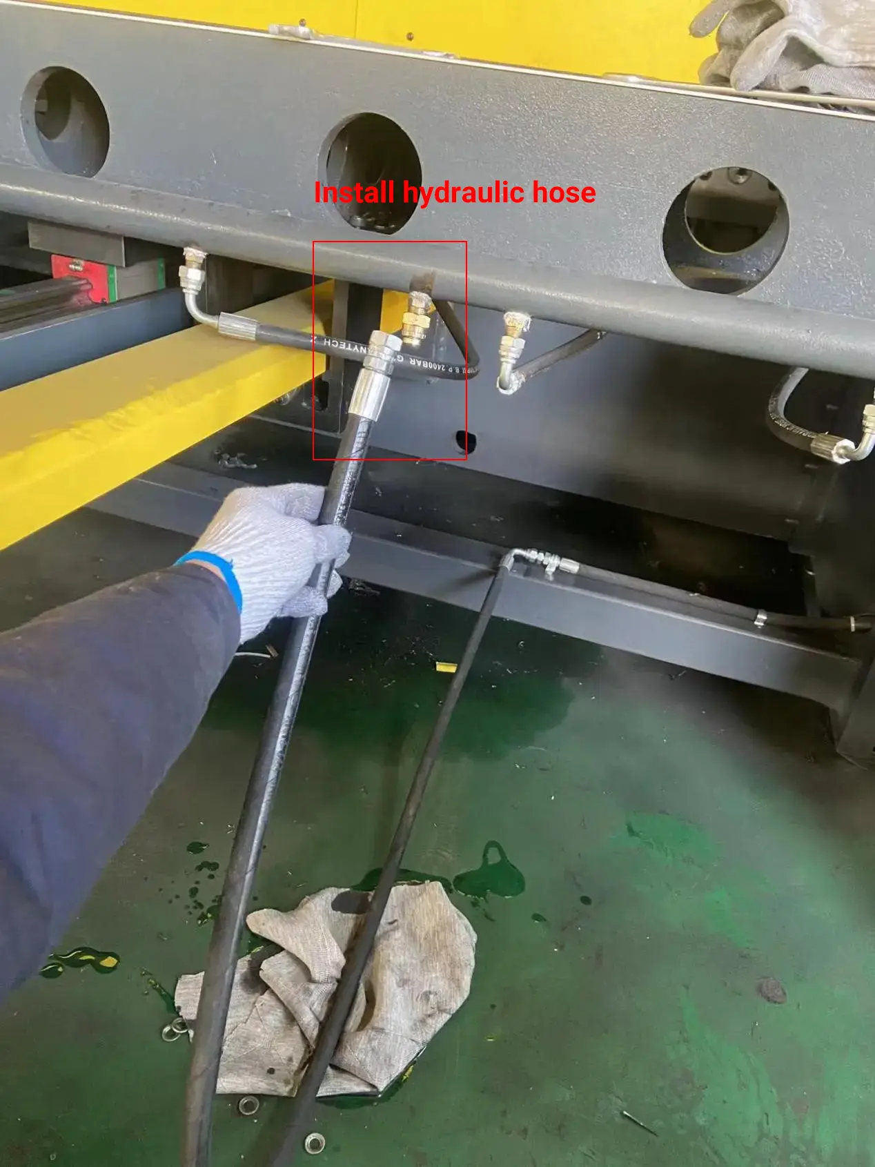 Vertical V grooving machine installation guide - Pictures 15 Install hydraulic hose