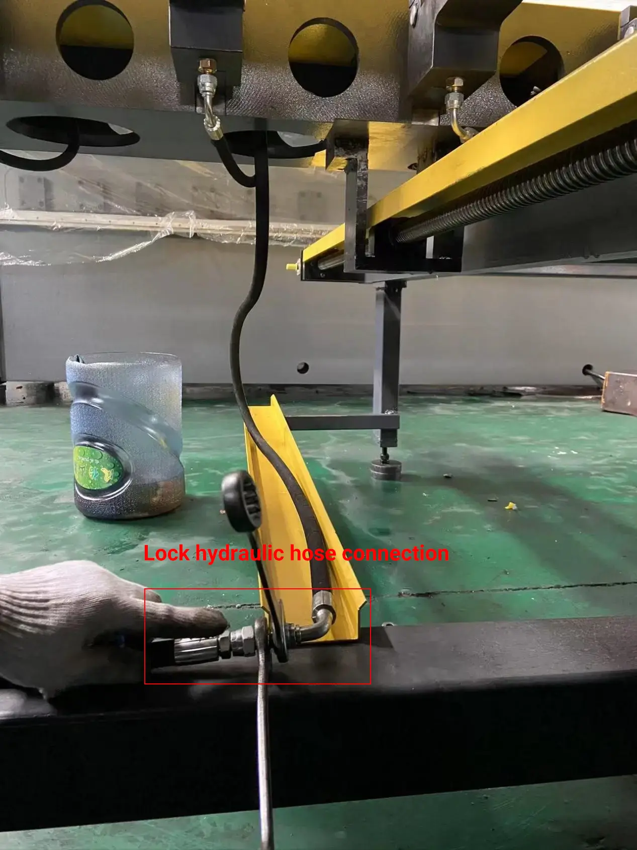 Vertical V grooving machine installation guide - Pictures 16 Lock hydraulic hose connection