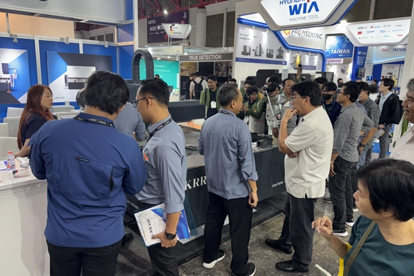 Table fiber laser cutting machines shine at Indonesian exhibition - Pictures 10 3000w max souce laser cutting machine price