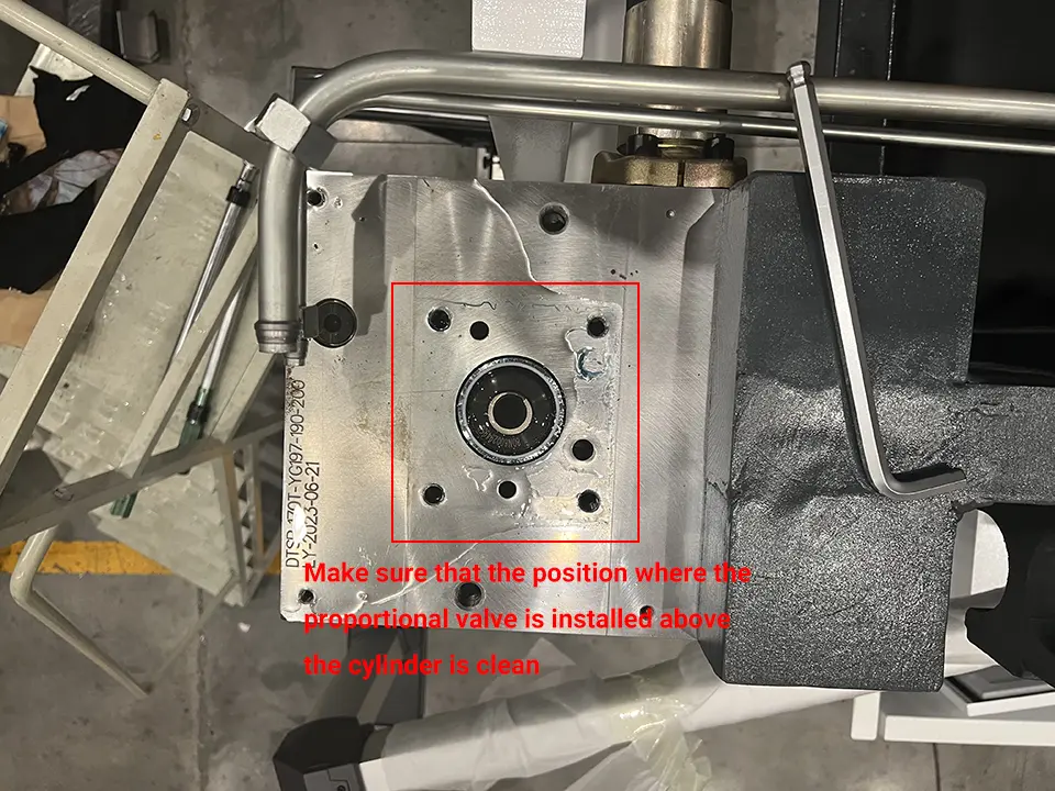 KRRASS CNC Press Brake installation - Pictures 10 Make sure that the position where the proportional valve is installed above the cylinder is clean