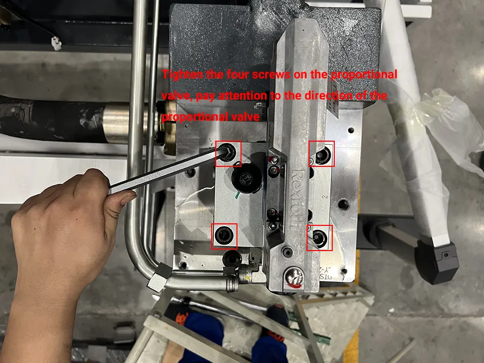 KRRASS CNC Press Brake installation - Pictures 11 Tighten the four screws on the proportional valve, pay attention to the direction of the proportional valve
