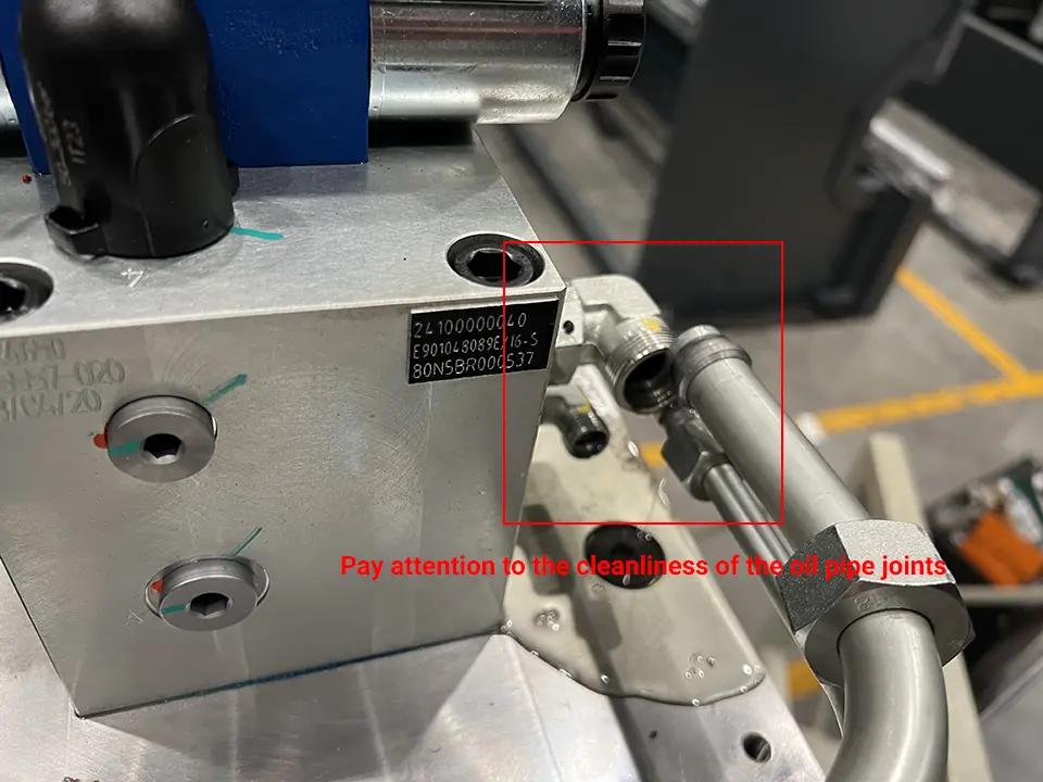 KRRASS CNC Press Brake installation - Pictures 14 Pay attention to the cleanliness of the oil pipe joints