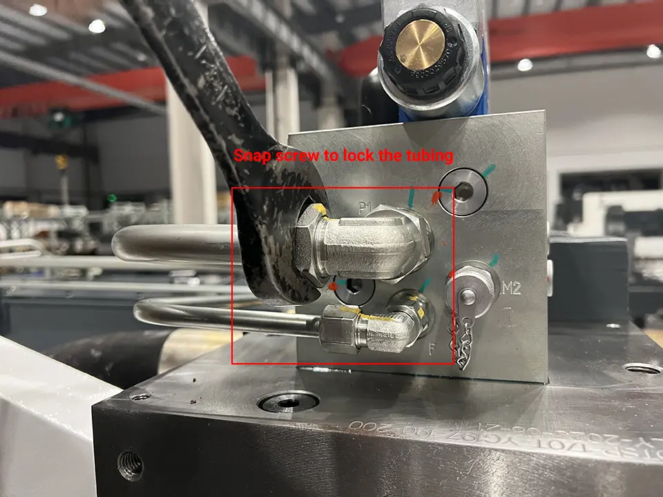 KRRASS CNC Press Brake installation - Pictures 15 Snap screw to lock the tubing