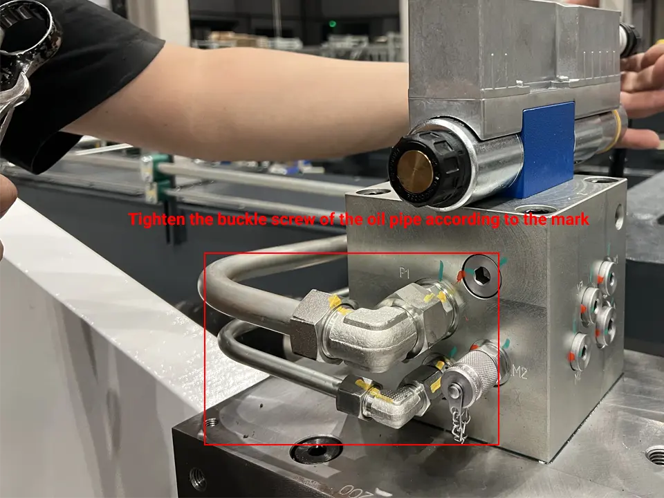 KRRASS CNC Press Brake installation - Pictures 16 Tighten the buckle screw of the oil pipe according to the mark
