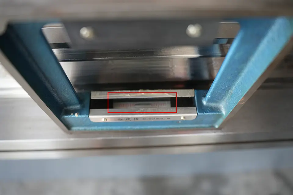 NC press brake with E21 installation - I - Pictures 8 A level ruler should be placed horizontally in the middle of the press brake workbench