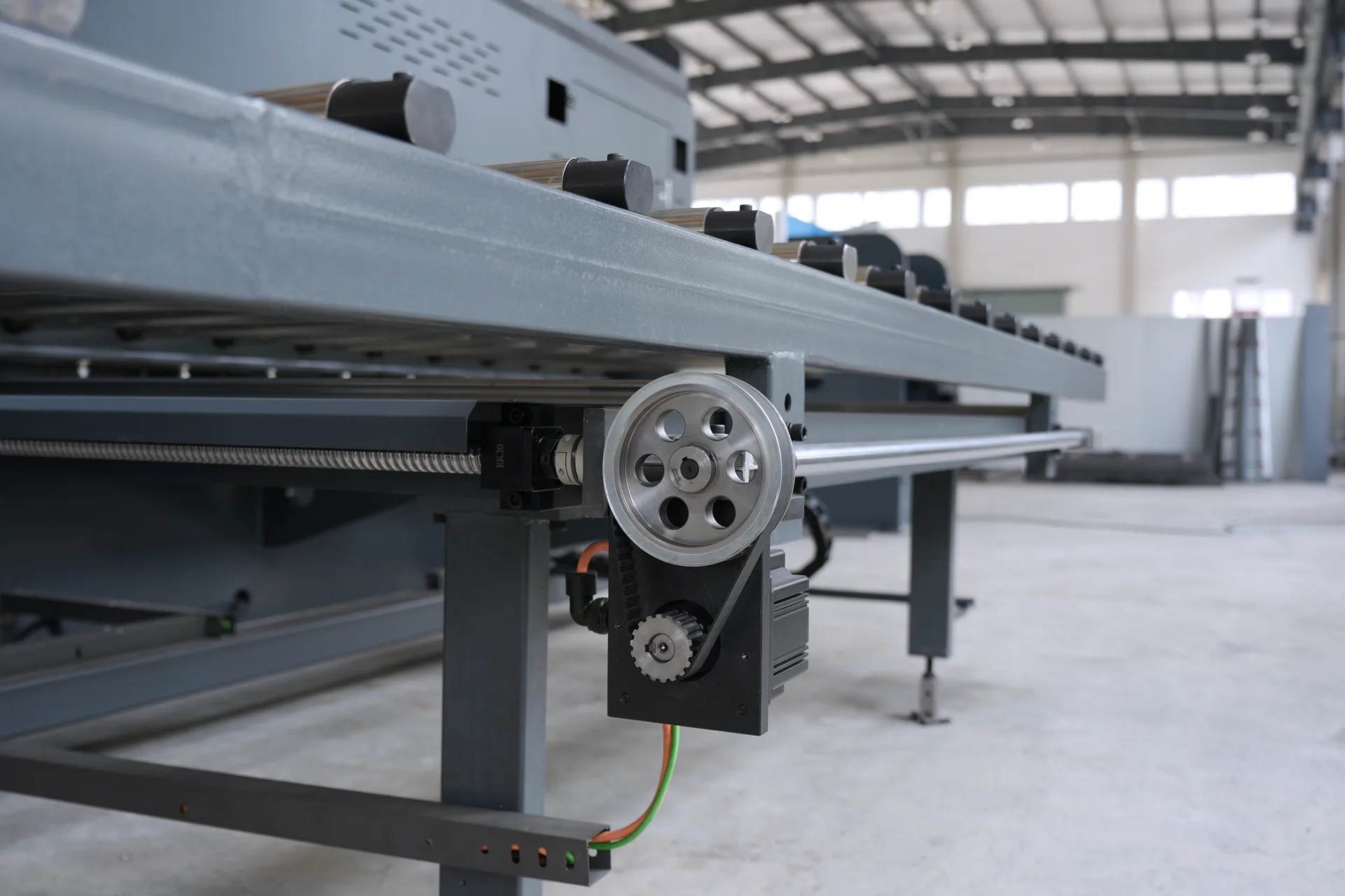 7-Axis Vertical V Grooving Machine with Double Rails HRK-1500X4200 - Pictures 17 Accurate Back Support Device