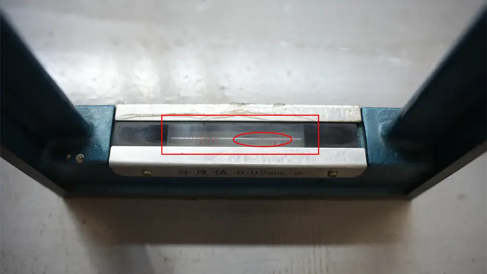 Horizontal V Groover Machine Installation Tutorial - I - Pictures 9 Always pay attention to the position of the level bubble