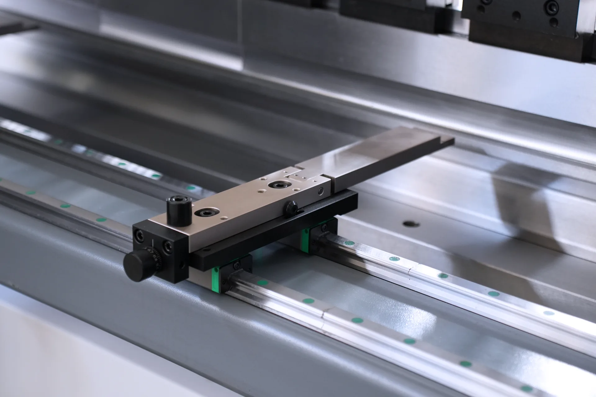 MB8-250T3200 4+1 Axis Sheet Metal Bending Machine, 10ft Steel Bending Machine Price - Pictures 19 MB8-250T3200 4+1 Axis Sheet Metal Bending Machine, 10ft Steel Bending Machine Price - back finger stoper 2