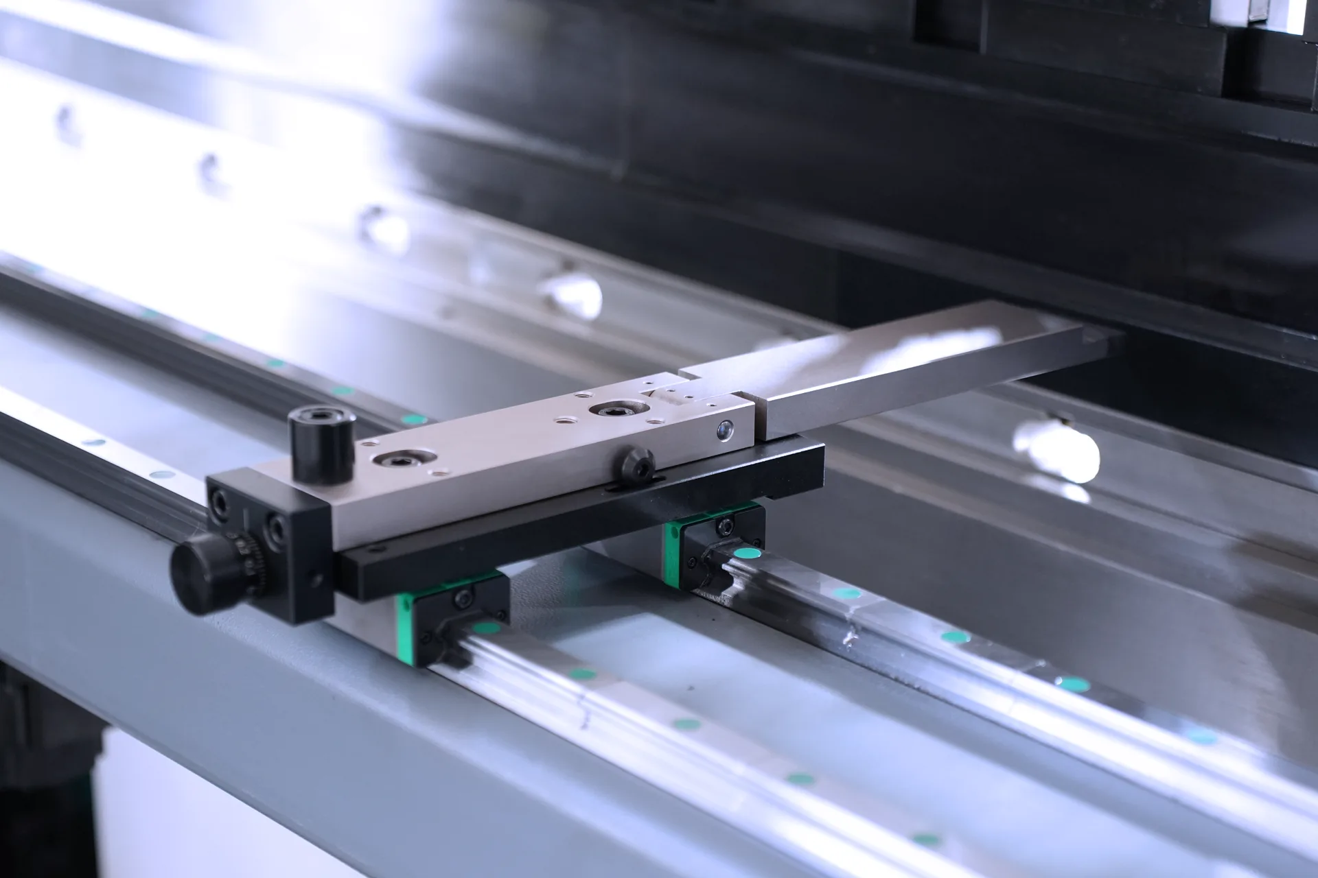Hydraulic Sheet Metal Press Brakes For Sale, MB8-175T3200 DA58Tx 4+1 axis Press Brakes - Pictures 19 Hydraulic Sheet Metal Press Brakes For Sale, MB8-175T3200 DA58Tx 4+1 axis Press Brakes - back finger stoper