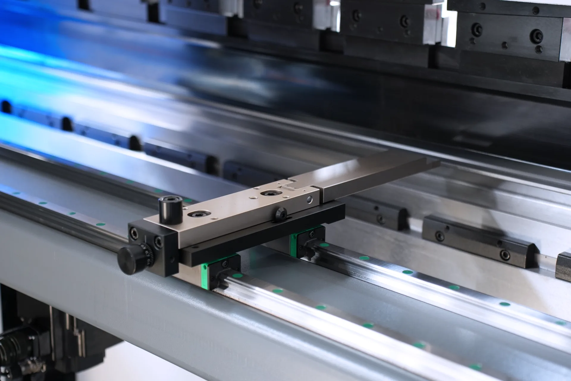 Sheet metal automated bending machine, PBS-135T3200 DA58Tx 4+1 axis sheet bender - Pictures 19 Sheet metal automated bending machine, PBS-135T3200 DA58Tx 4+1 axis sheet bender - back finger stoper