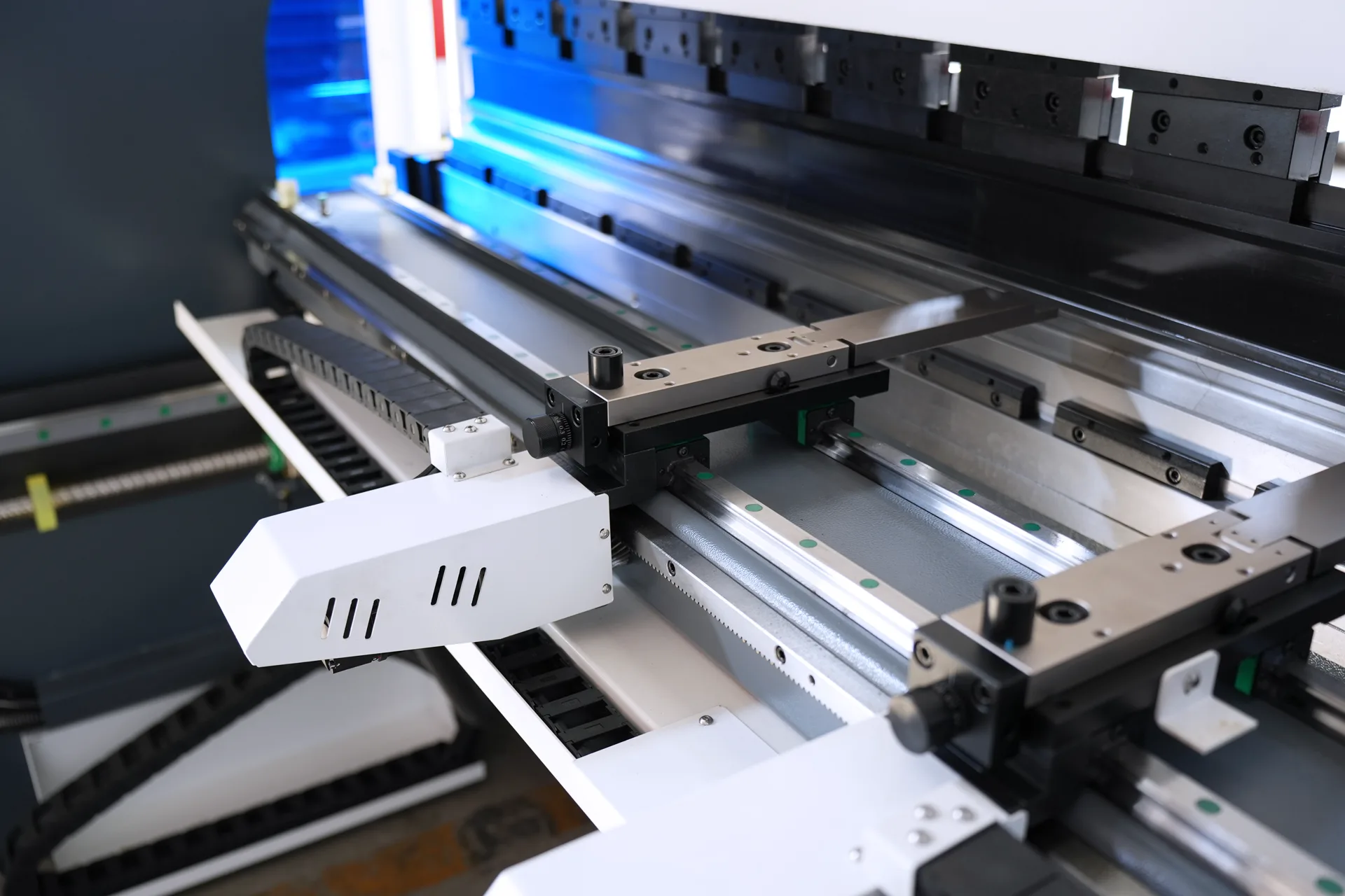 DELEM DA66T Metal Bending Machine, PBS-175T3200 DA66T 6+1 Axis - Pictures 19 DELEM DA66T Metal Bending Machine, PBS-175T3200 DA66T 6+1 Axis - back finger stoper 2