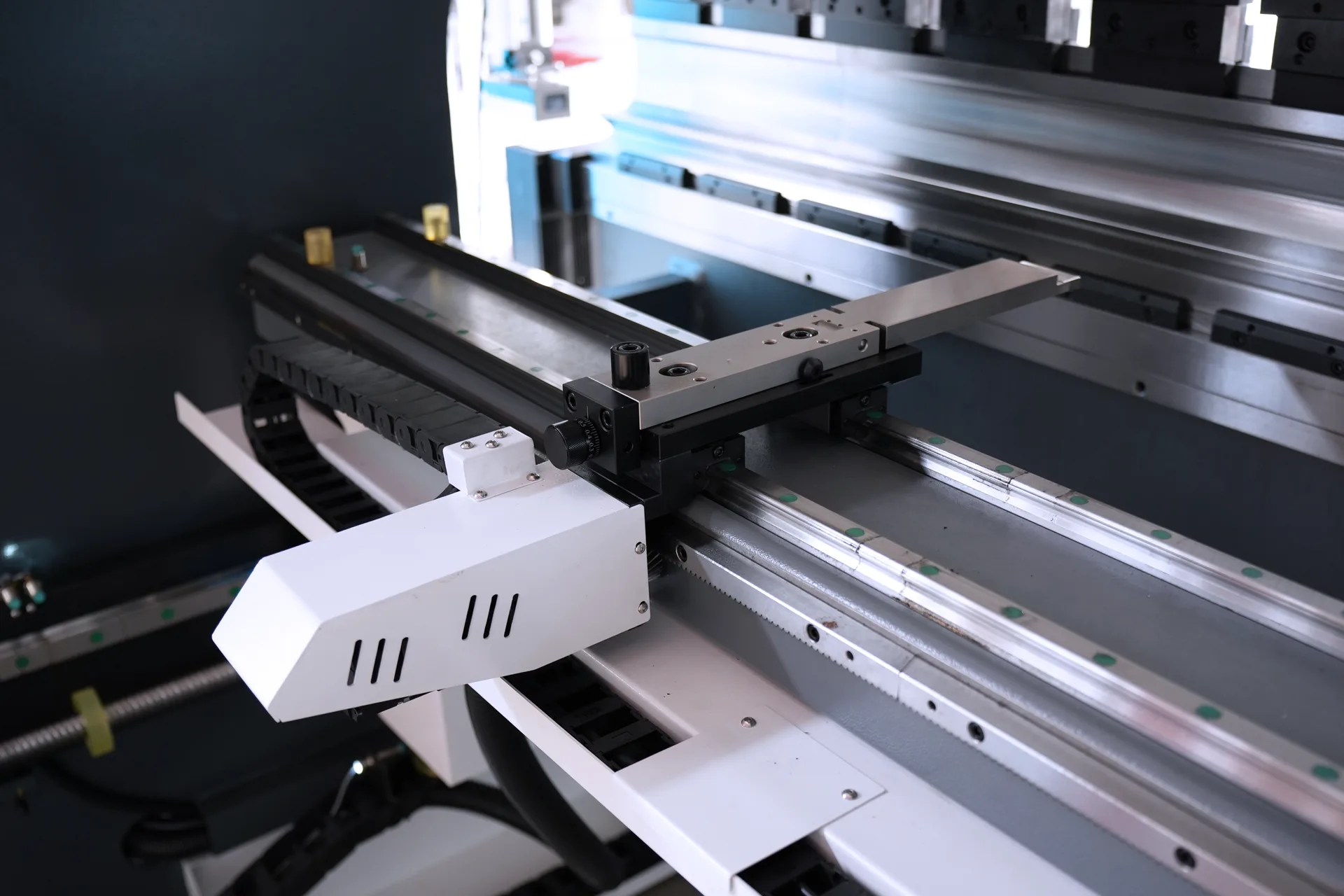 DELEM DA66T Press Brake Machine Price, PBS-110T2500 DA66T 6+1 Axis - Pictures 17 DELEM DA66T Press Brake Machine Price, PBS-110T2500 DA66T 6+1 Axis - back finger stoper
