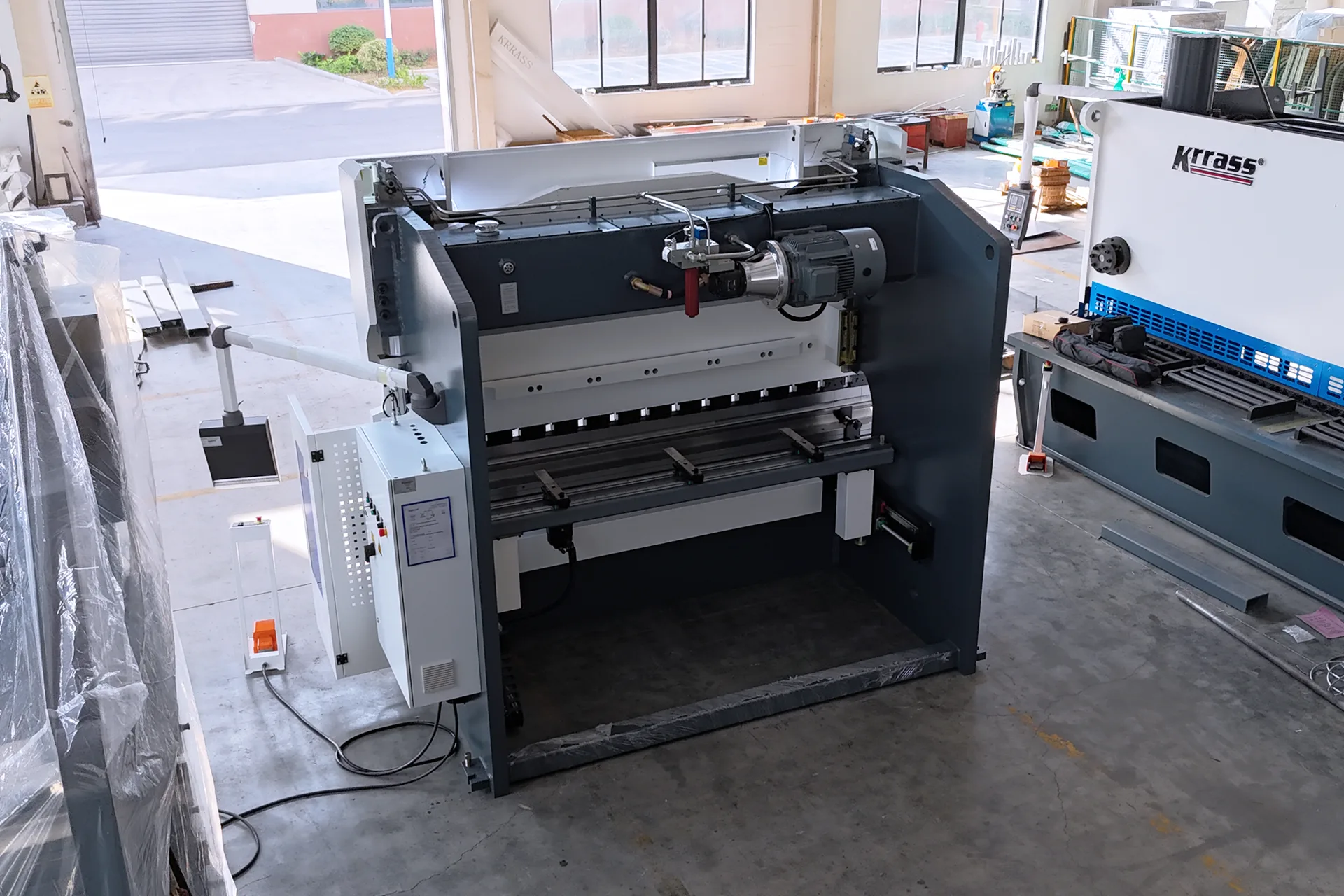 MB8-250T3200 4+1 Axis Sheet Metal Bending Machine, 10ft Steel Bending Machine Price - Pictures 25 MB8-250T3200 4+1 Axis Sheet Metal Bending Machine, 10ft Steel Bending Machine Price - back of the fuselage 3