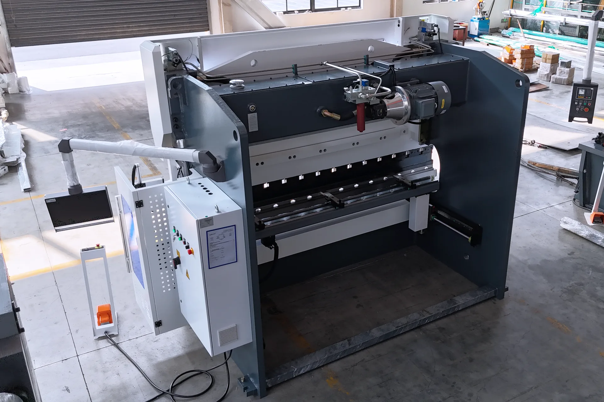 Hydraulic Sheet Metal Press Brakes For Sale, MB8-175T3200 DA58Tx 4+1 axis Press Brakes - Pictures 26 Hydraulic Sheet Metal Press Brakes For Sale, MB8-175T3200 DA58Tx 4+1 axis Press Brakes - back of the fuselage
