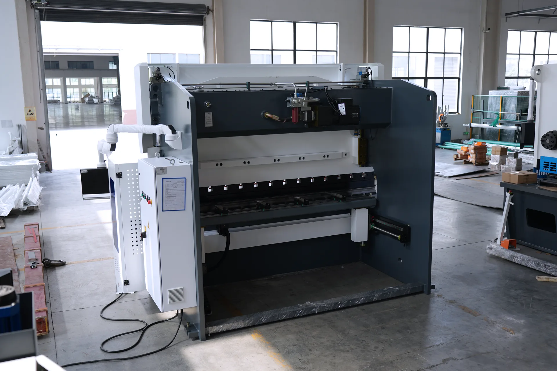 Sheet metal automated bending machine, PBS-135T3200 DA58Tx 4+1 axis sheet bender - Pictures 25 Sheet metal automated bending machine, PBS-135T3200 DA58Tx 4+1 axis sheet bender - back of the fuselage