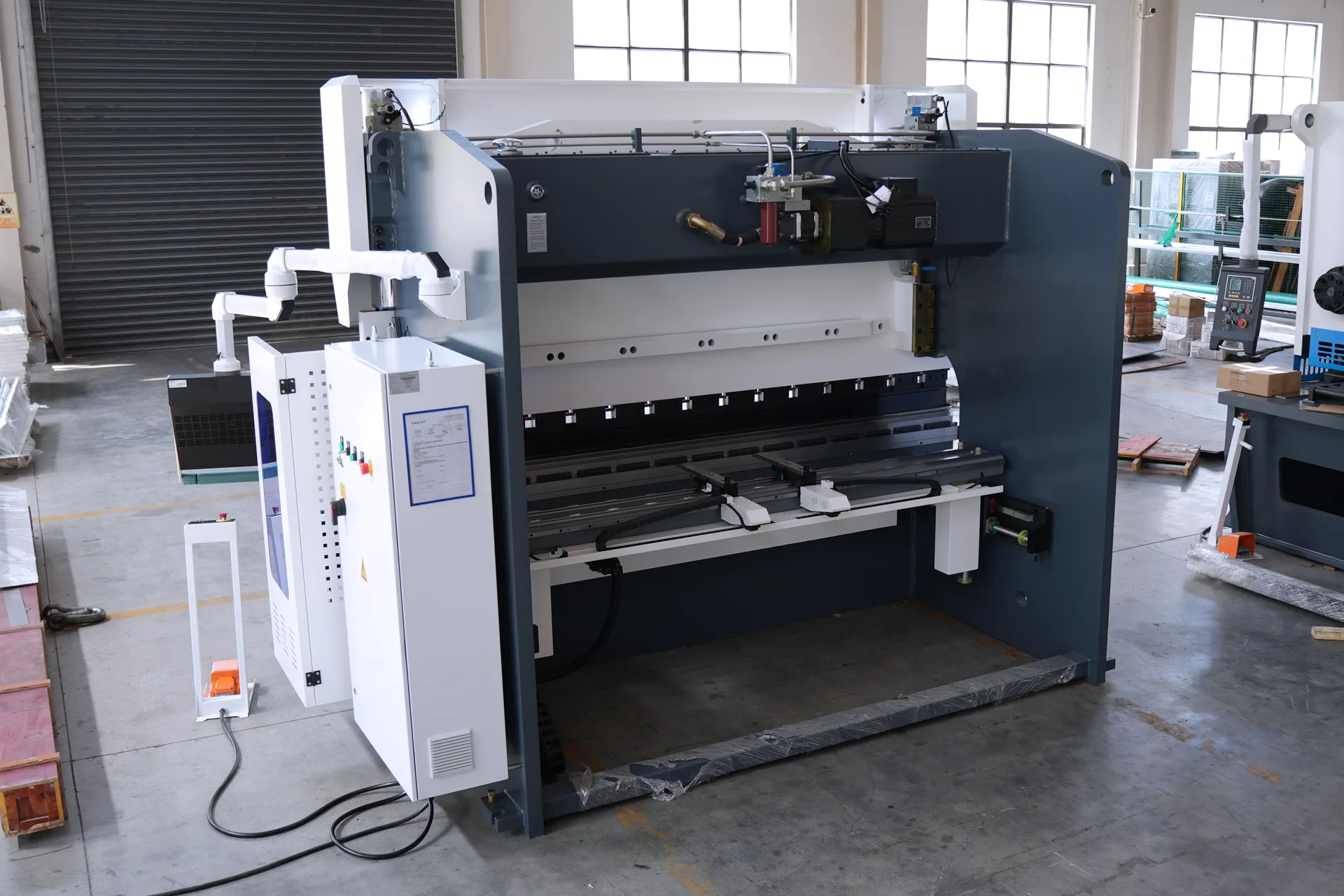 DELEM DA66T Metal Bending Machine, PBS-175T3200 DA66T 6+1 Axis - Pictures 25 DELEM DA66T Metal Bending Machine, PBS-175T3200 DA66T 6+1 Axis - back of the fuselage 1