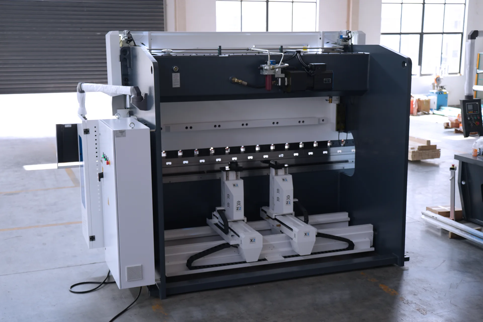 DELEM DA66S CNC Press Brake for Sale, PBS-110T3200 DA66S 8+1 Axis - Pictures 24 DELEM DA66S CNC Press Brake for Sale, PBS-110T3200 DA66S 8+1 Axis - back of the fuselage