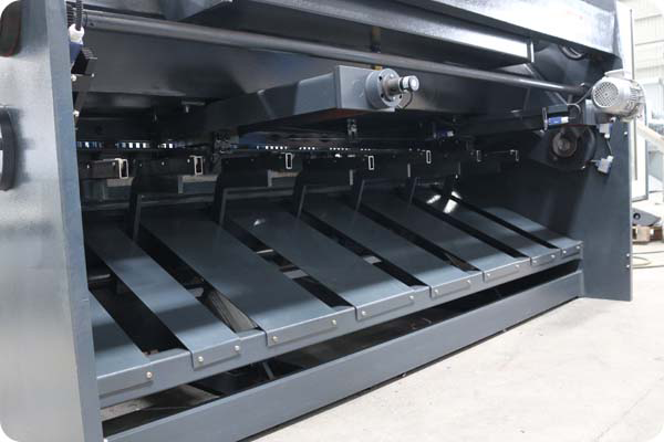 Swing Beam Hydraulic Shearing Machine - Pictures 10 Swing Beam Hydraulic Shearing Machine - back photoelectric protection 2