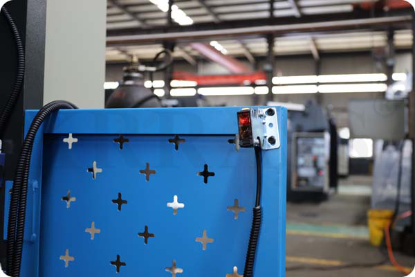 Swing Beam Hydraulic Shearing Machine - Pictures 8 Swing Beam Hydraulic Shearing Machine - back photoelectric protection