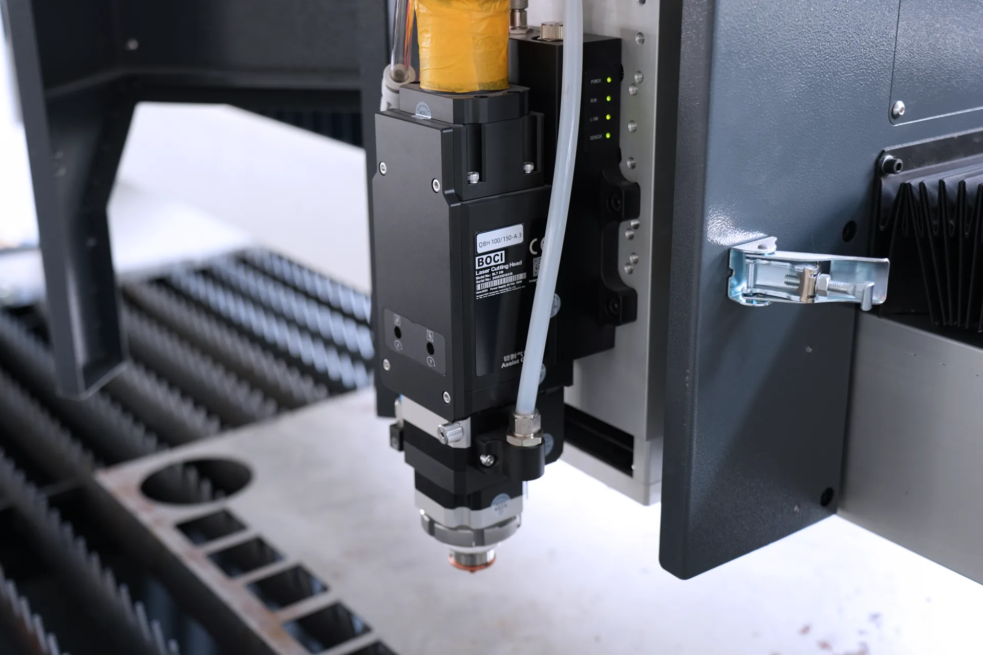1.5KW Fiber Laser Cutting Machine, 1500W Sheet Metal Laser Cutting Machine Price - Pictures 12 BOCHU BLT310 Smart Cutting Heads