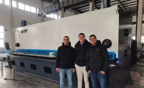 Brazilian customers visit and view Hydraulic Guillotine Shearing Machine
