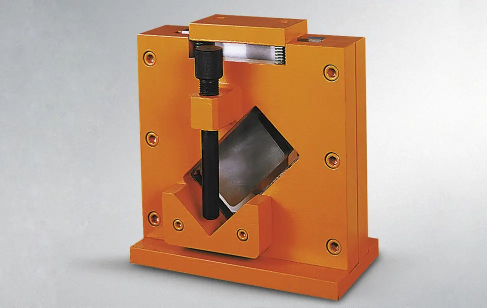 Hydraulic Punching Machine - Pictures 7 Channel shearing