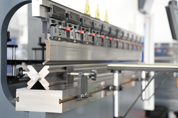 WC67K-300T3200 Sheet Metal Press Brake Machine with E21 Control and Manual Crowning - Pictures 15 WC67K-300T3200 Sheet Metal Press Brake Machine with E21 Control and Manual Crowning - clame