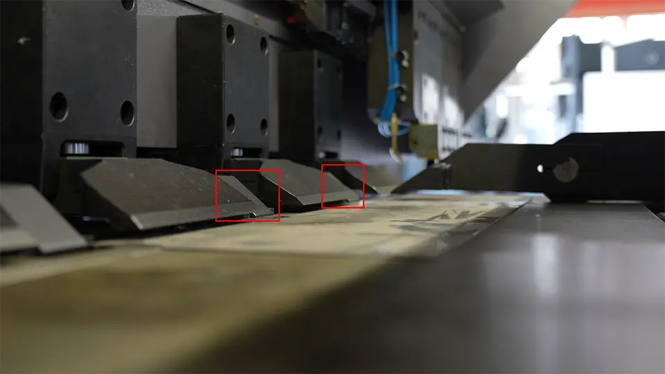 Operation process of vertical v grooving machine - Pictures 21 Clamp the metal plate