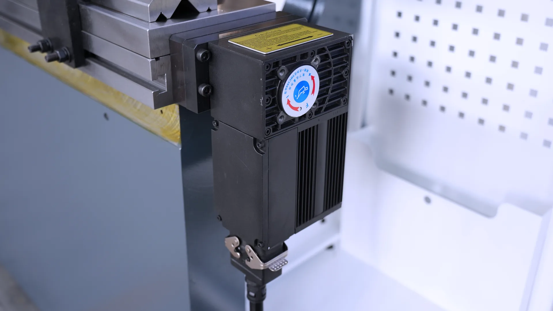 Press Brake Working Principles Explained: A Complete Guide - Pictures 11 CNC automatic crowning used on CNC press brake