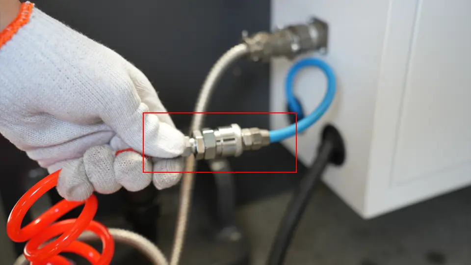 Horizontal V Groover Machine Installation Tutorial - I - Pictures 14 Connect the air delivery pipe of the air compressor to the main intake pipe