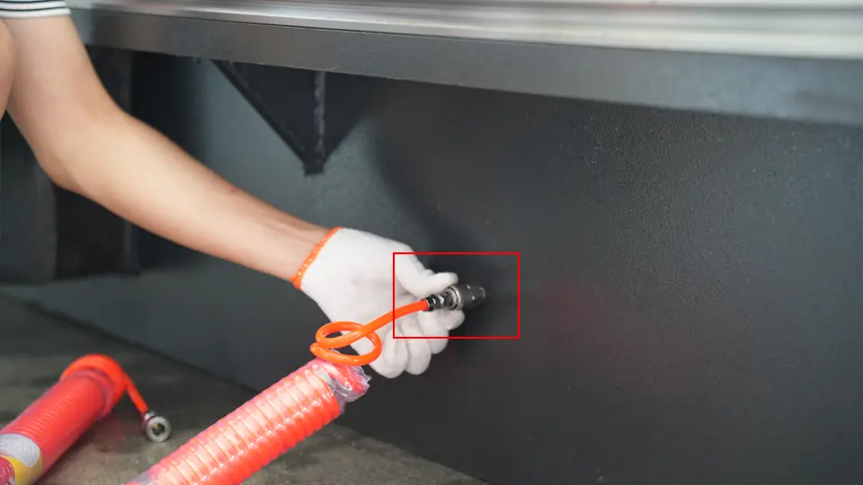 Horizontal V Groover Machine Installation Tutorial - I - Pictures 15 Connect the air pipe of the manual blow gun