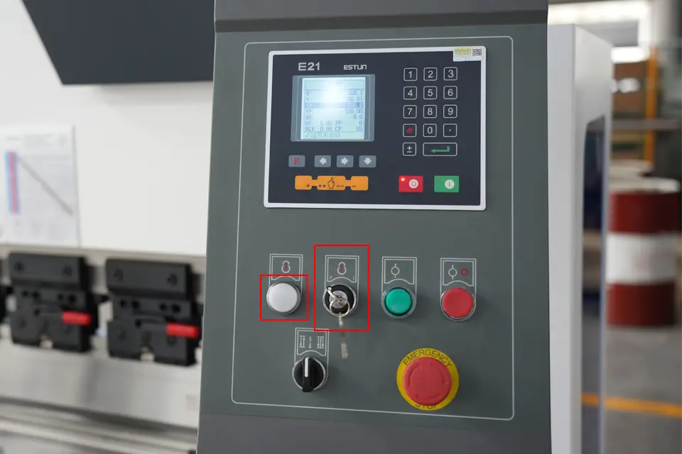 NC press brake with E21 installation - I - Pictures 20 Controller main power key(When turned off, the left power indicator light does not light up)