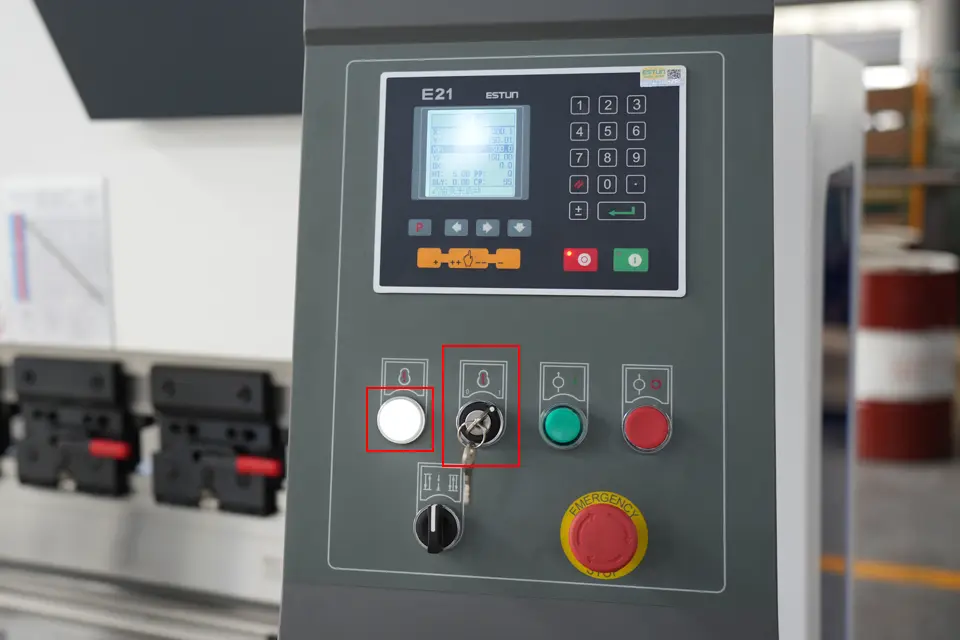 NC press brake with E21 installation - I - Pictures 21 Controller main power key(When turned on, the left power indicator light is on)
