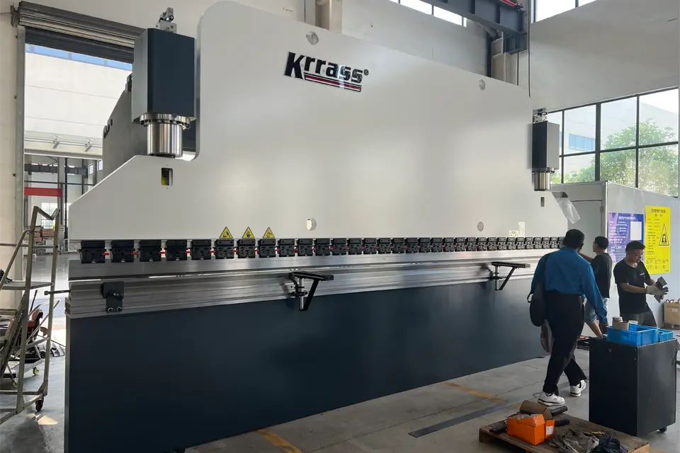Customers from Kuwait visited and accepted the bending machine