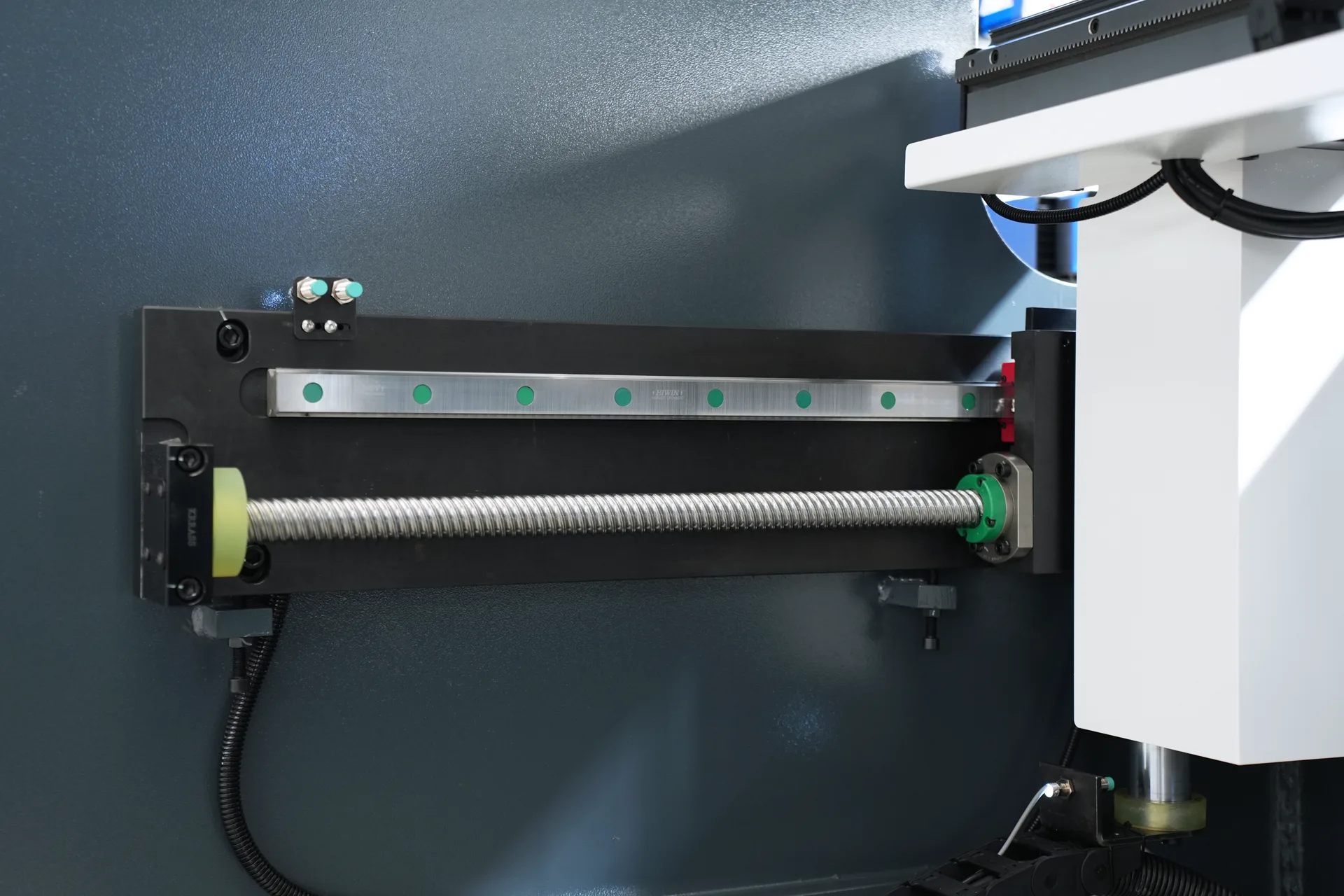 DELEM DA66S Press Brake Machine Price, PBS-175T3200 DA66S 6+1 Axis - Pictures 16 X-axis Ball Screw Linear Guide