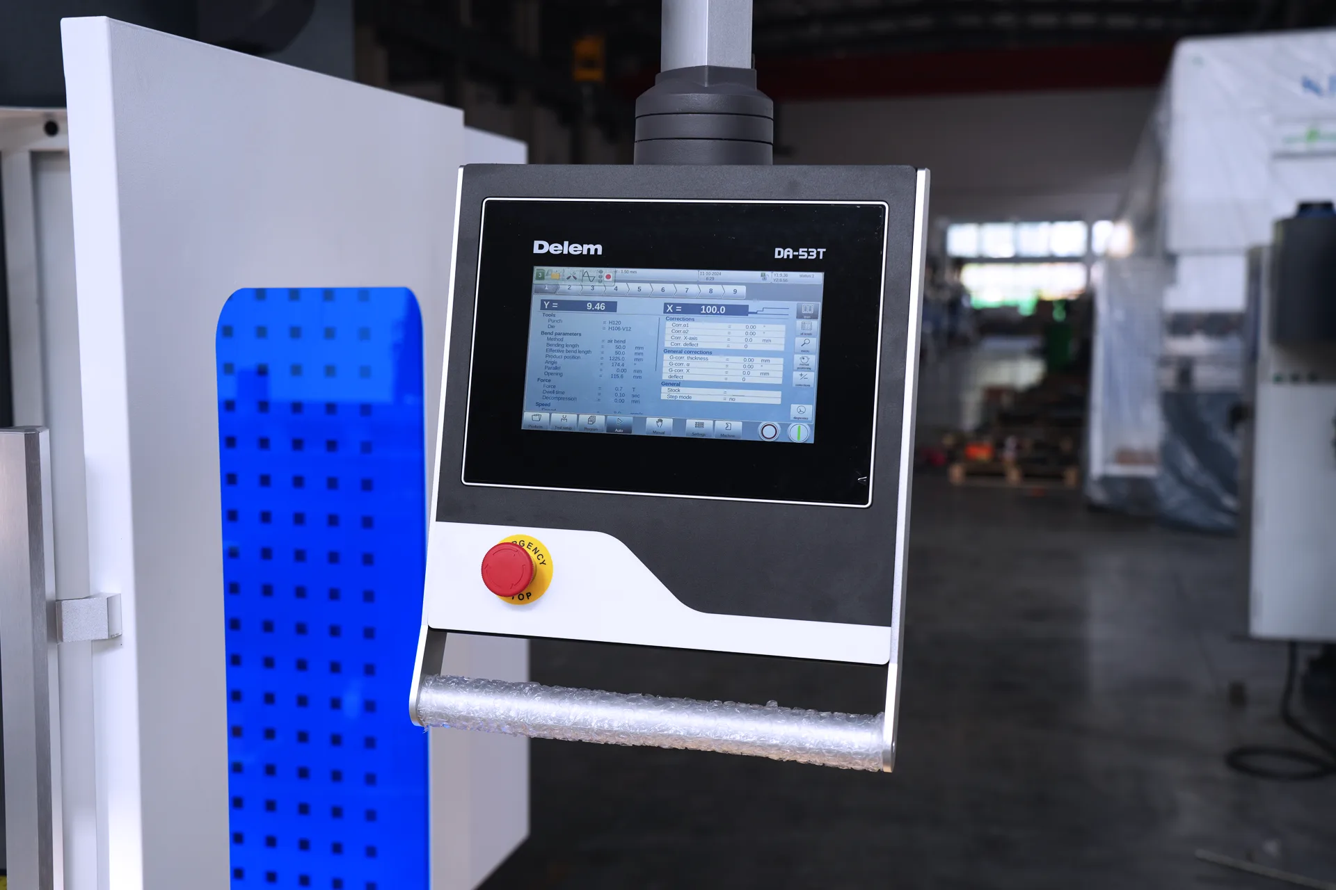 MB8-250T3200 4+1 Axis Sheet Metal Bending Machine, 10ft Steel Bending Machine Price - Pictures 10 MB8-250T3200 4+1 Axis Sheet Metal Bending Machine, 10ft Steel Bending Machine Price - delem da 53t control