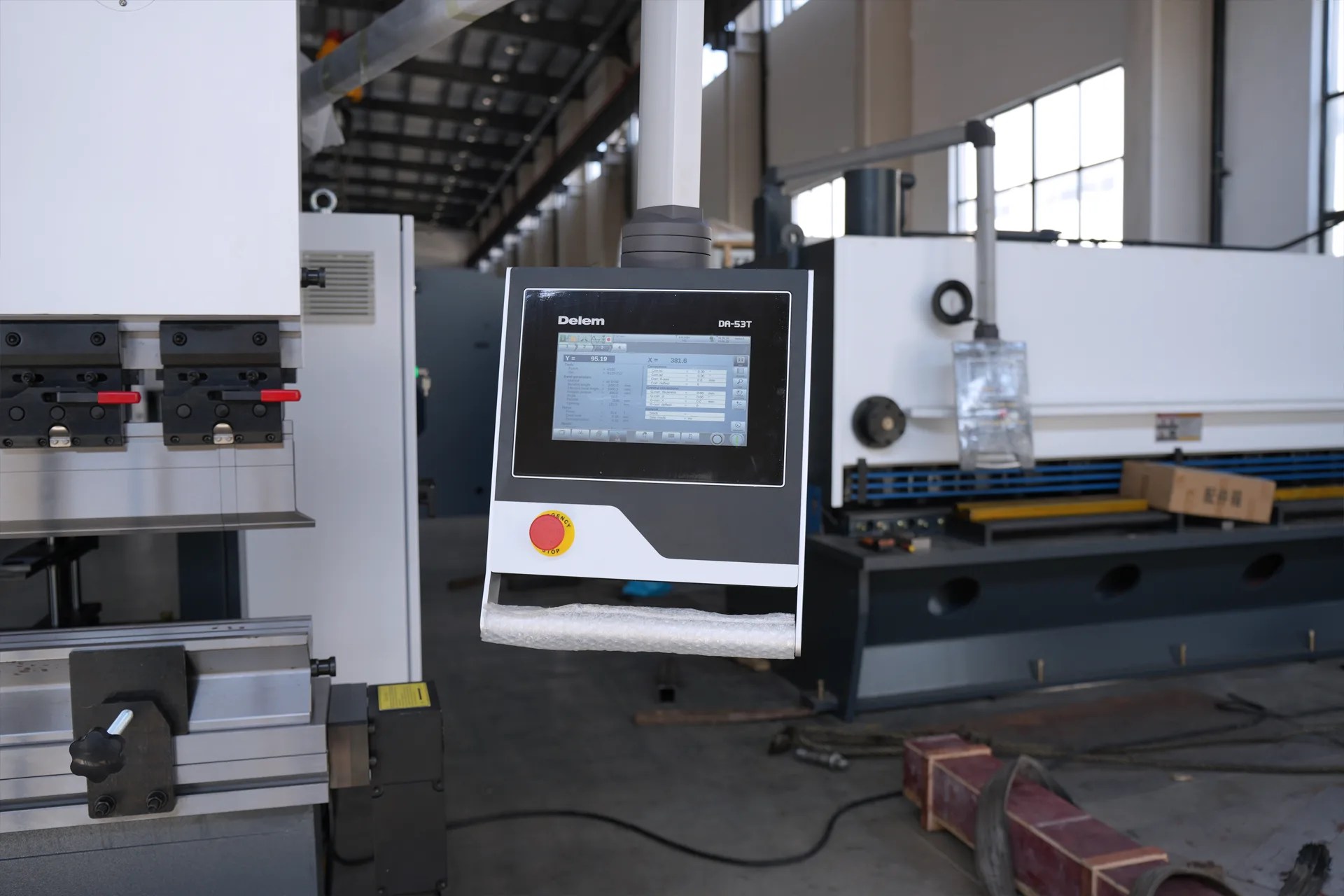 CNC Press Brake Machine MB8-320T3200 3+1 Axis With DELEM DA53T controller - Pictures 10 CNC Press Brake Machine MB8-320T3200 3+1 Axis With DELEM DA53T controller - delem da 53t control