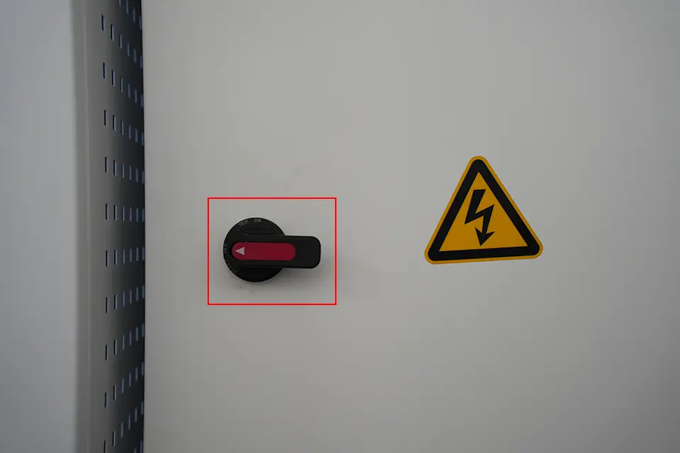 NC press brake with E21 installation - I - Pictures 18 Electric cabinet main power knob (off)