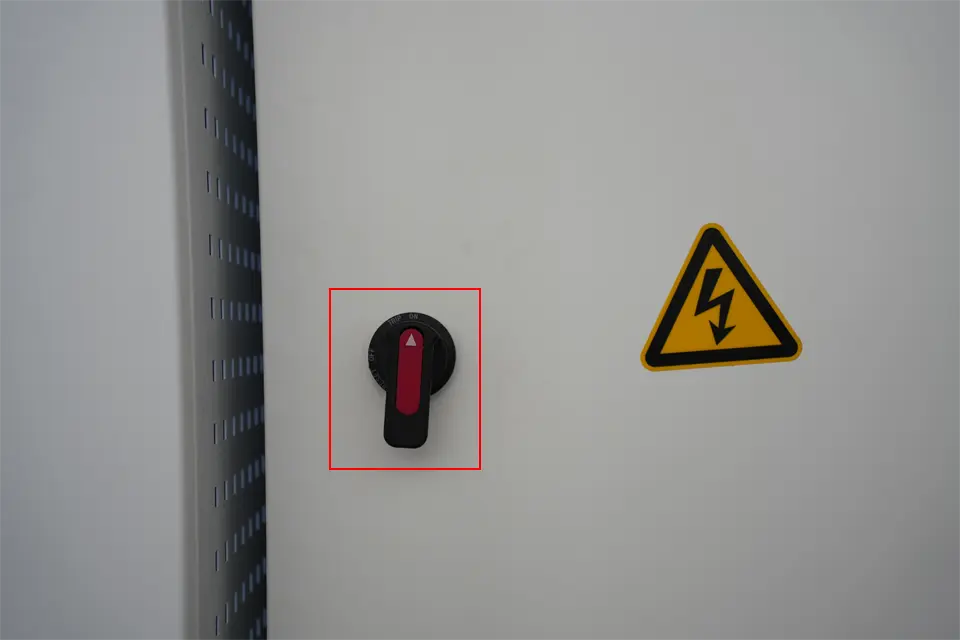 NC press brake with E21 installation - I - Pictures 19 Electric cabinet main power knob (on)