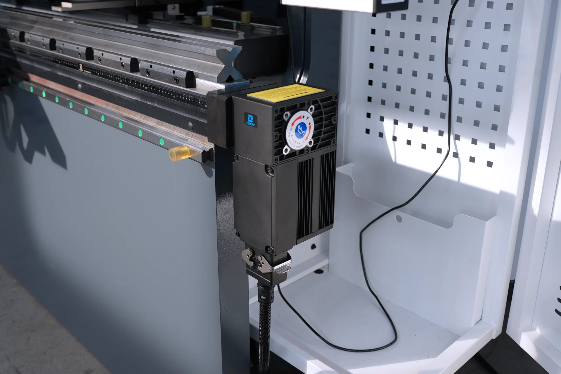 DELEM DA66T Press Brake Machine Price, PBS-110T2500 DA66T 6+1 Axis - Pictures 11 DELEM DA66T Press Brake Machine Price, PBS-110T2500 DA66T 6+1 Axis - electric crowning system