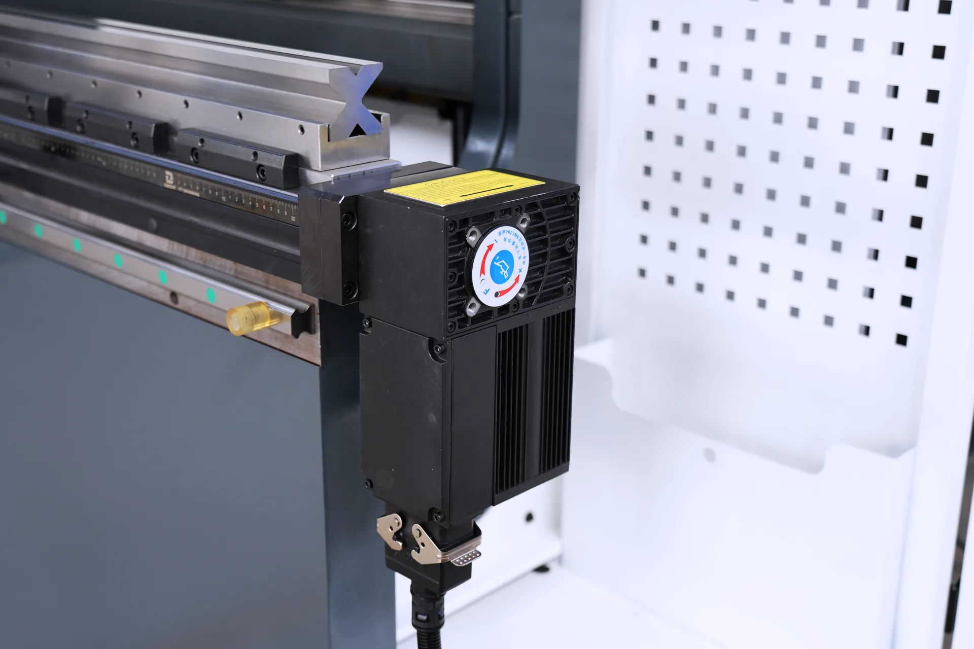 Sheet metal automated bending machine, PBS-135T3200 DA58Tx 4+1 axis sheet bender - Pictures 11 Sheet metal automated bending machine, PBS-135T3200 DA58Tx 4+1 axis sheet bender - electric crowning system