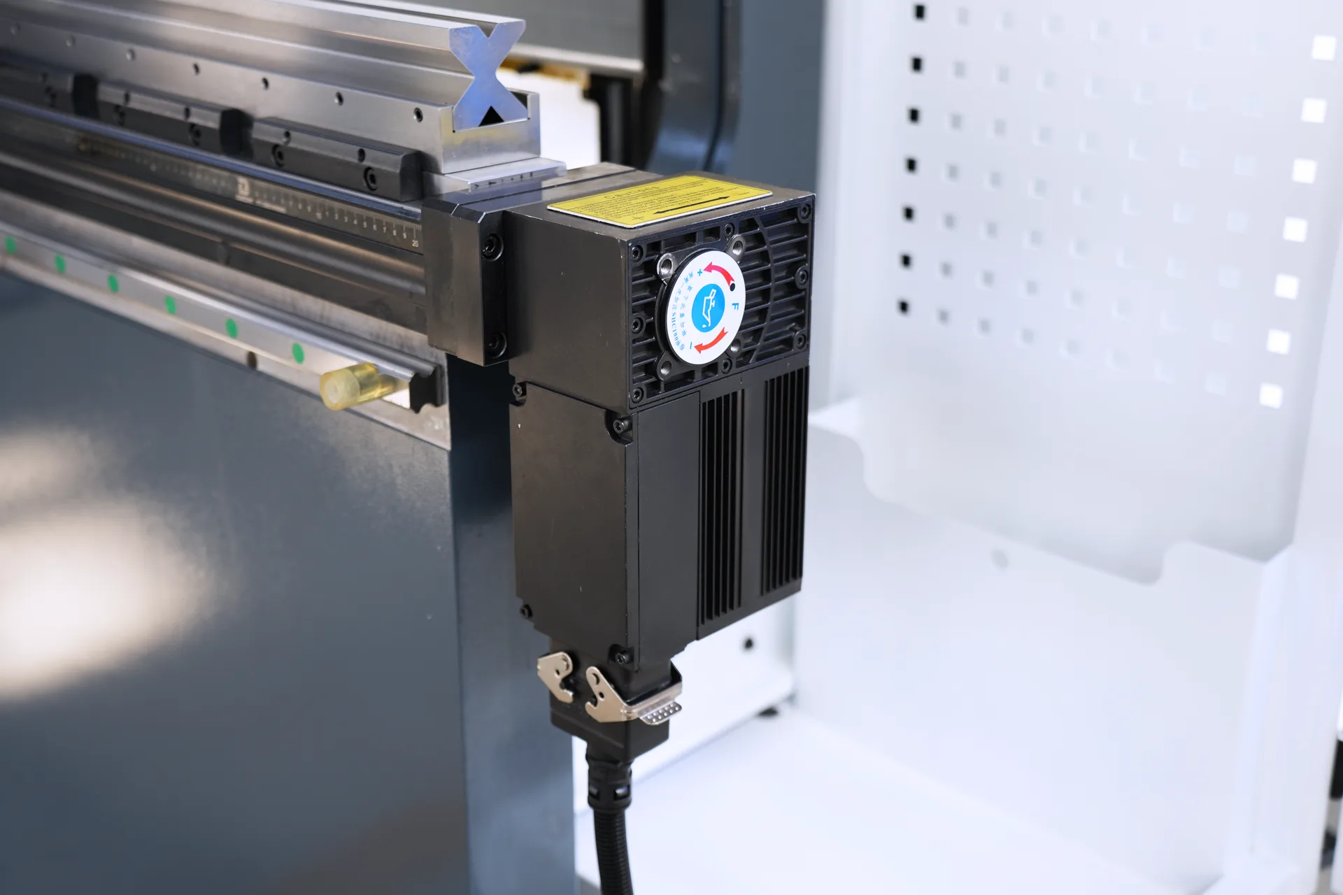 DELEM DA66T Metal Bending Machine, PBS-175T3200 DA66T 6+1 Axis - Pictures 11 DELEM DA66T Metal Bending Machine, PBS-175T3200 DA66T 6+1 Axis - electric crowning system 3