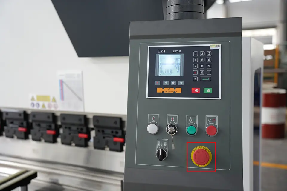 NC press brake with E21 installation - I - Pictures 16 Emergency stop button on the controller panel